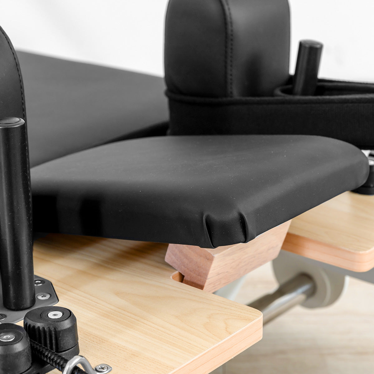 Contour Pro Folding Aluminium Pilates Reformer Machine (Black))